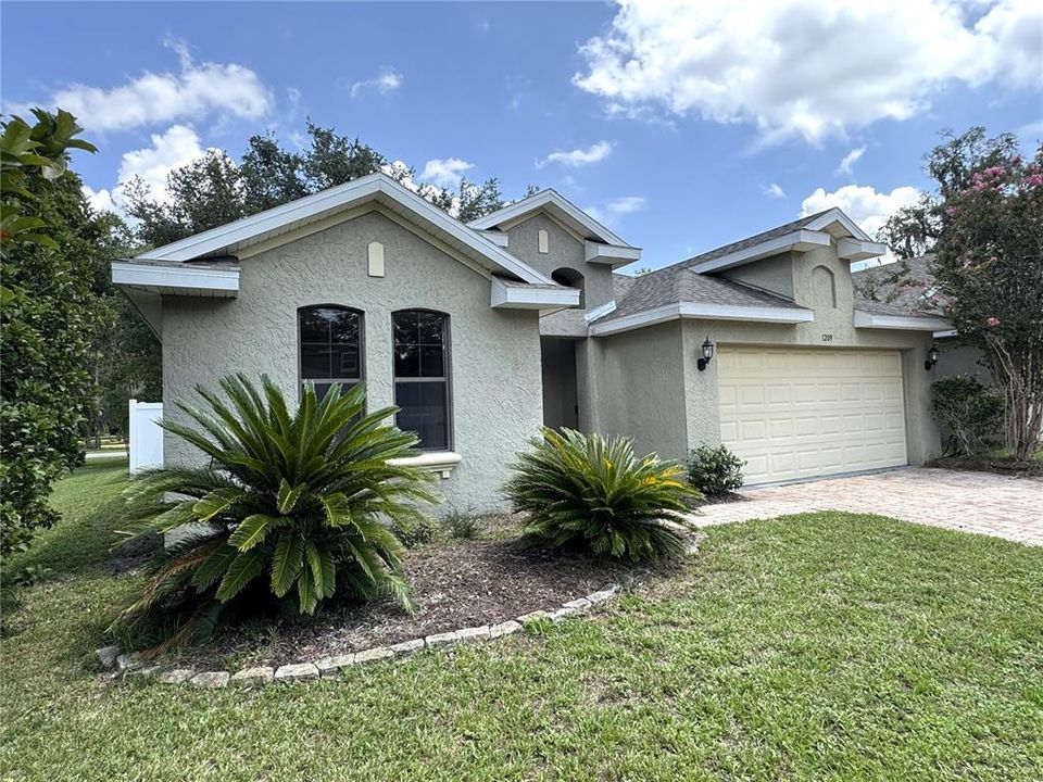 For Sale: $325,000 (3 beds, 2 baths, 1454 Square Feet)