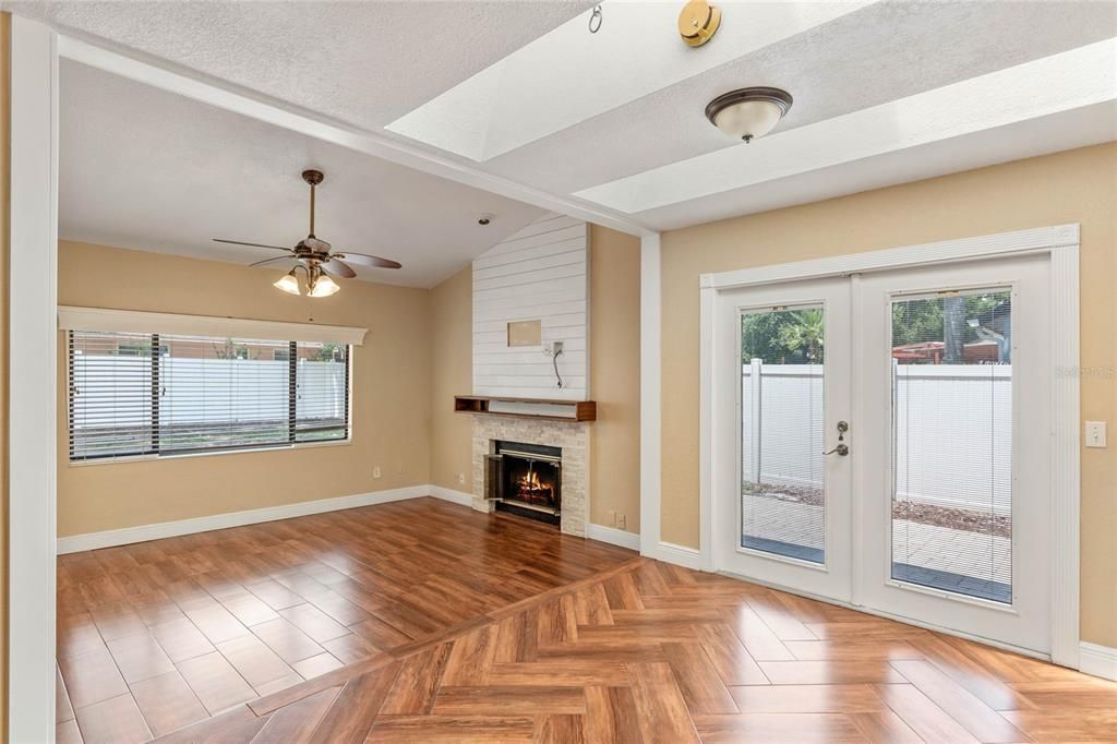 En Venta: $429,000 (4 camas, 2 baños, 2032 Pies cuadrados)