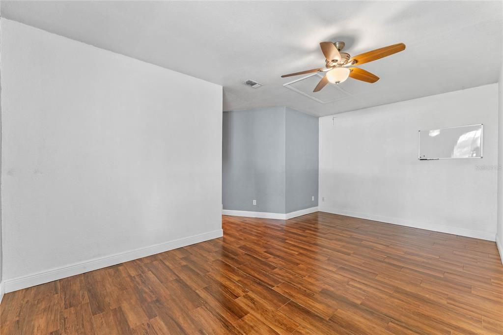 En Venta: $429,000 (4 camas, 2 baños, 2032 Pies cuadrados)