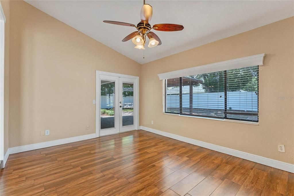 En Venta: $429,000 (4 camas, 2 baños, 2032 Pies cuadrados)