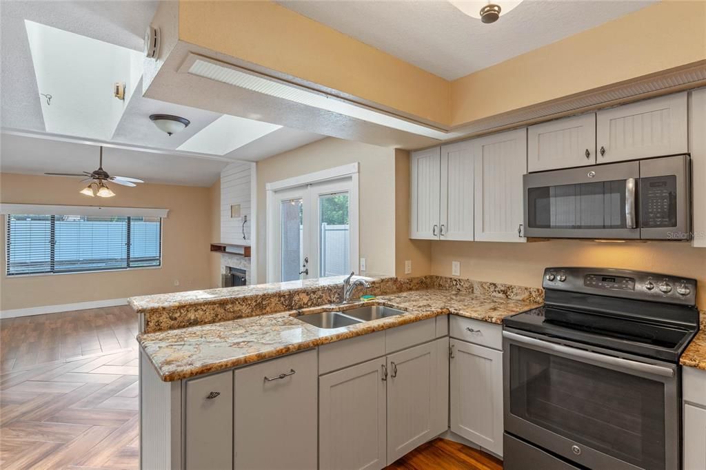 En Venta: $429,000 (4 camas, 2 baños, 2032 Pies cuadrados)