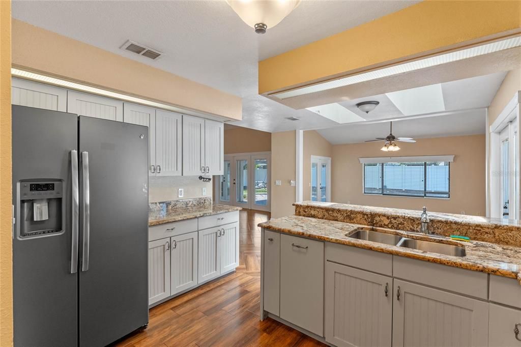 En Venta: $429,000 (4 camas, 2 baños, 2032 Pies cuadrados)