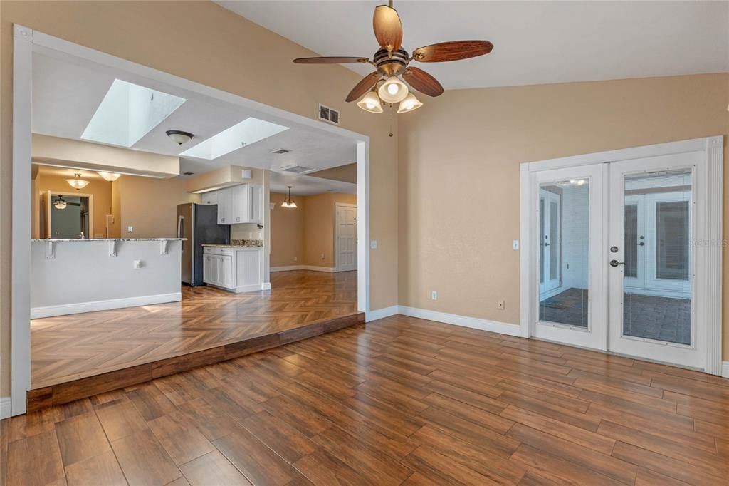 En Venta: $429,000 (4 camas, 2 baños, 2032 Pies cuadrados)