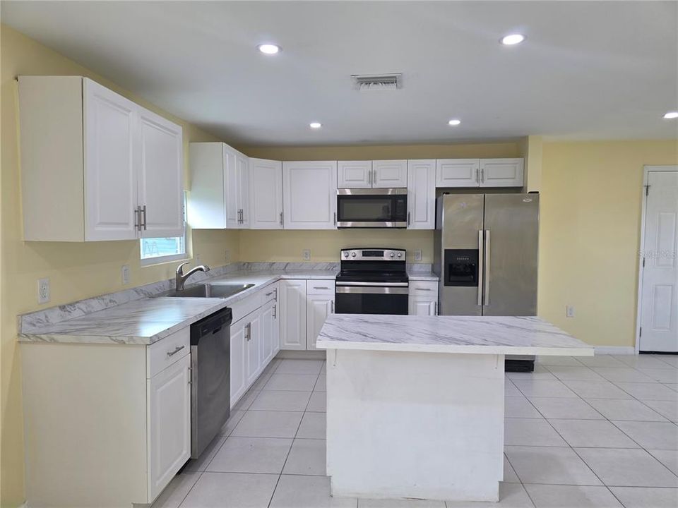 For Rent: $2,100 (3 beds, 2 baths, 1034 Square Feet)