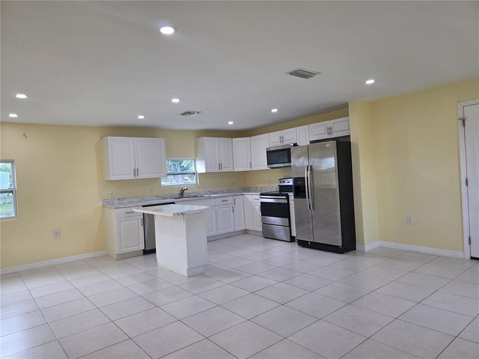 For Rent: $2,100 (3 beds, 2 baths, 1034 Square Feet)