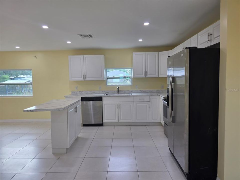 For Rent: $2,100 (3 beds, 2 baths, 1034 Square Feet)
