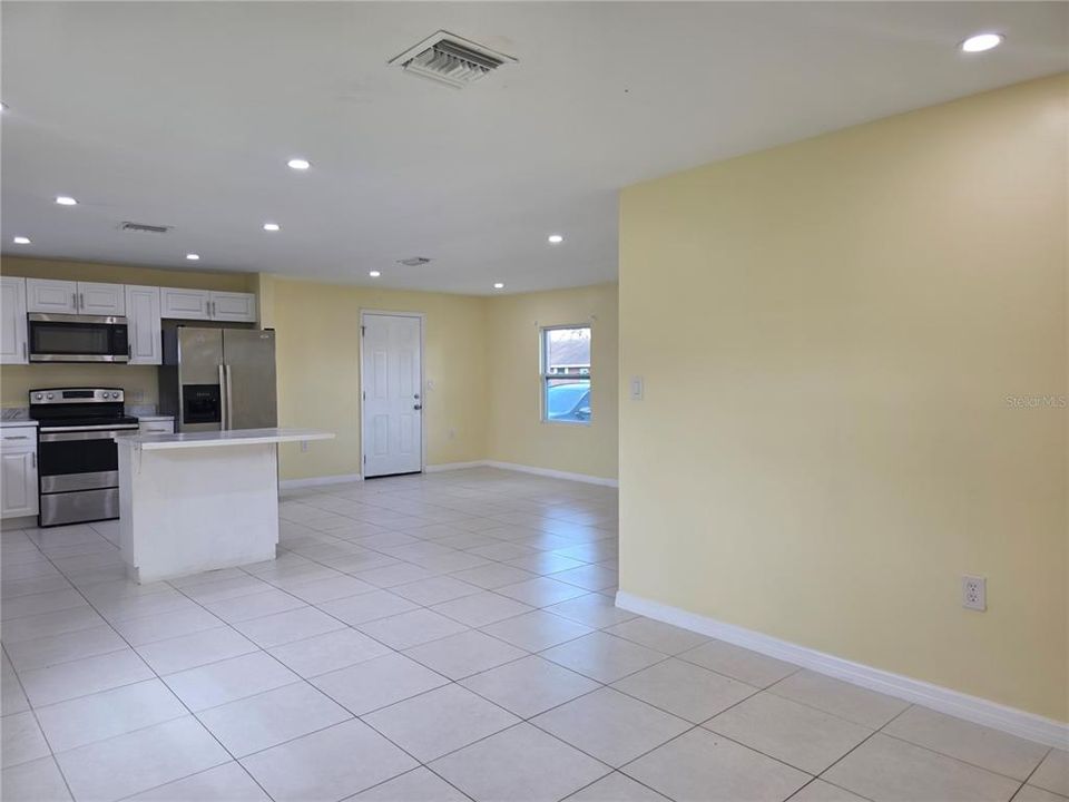 For Rent: $2,100 (3 beds, 2 baths, 1034 Square Feet)