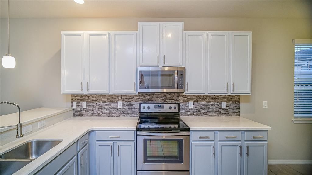 For Rent: $2,450 (3 beds, 2 baths, 1690 Square Feet)