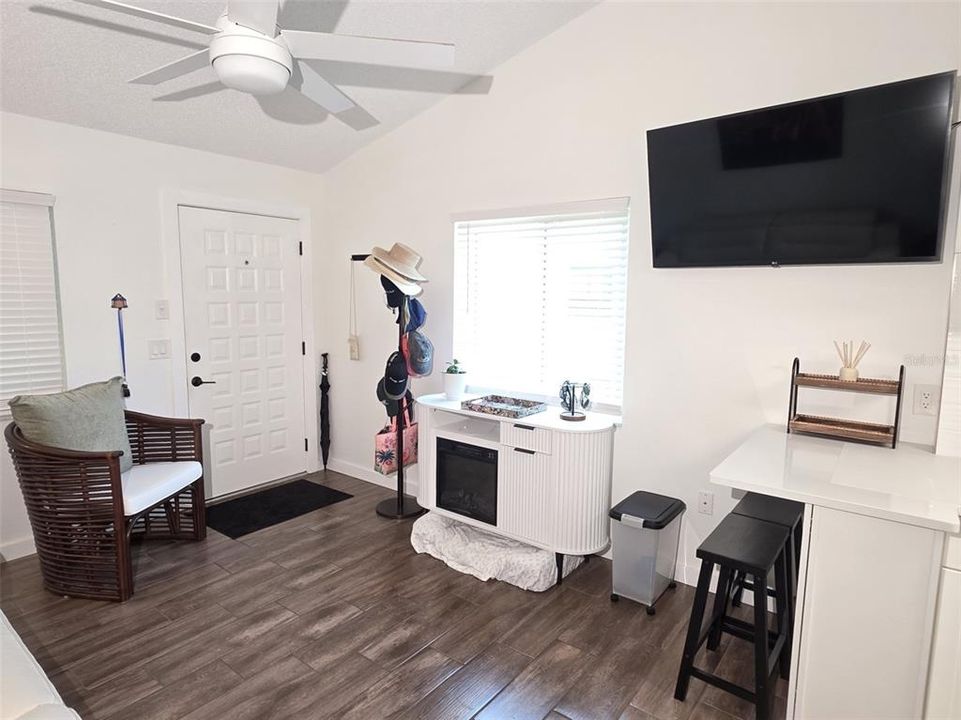 For Sale: $149,900 (1 beds, 1 baths, 456 Square Feet)