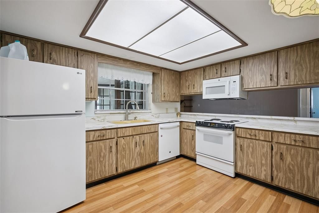 En Venta: $699,000 (4 camas, 2 baños, 2433 Pies cuadrados)
