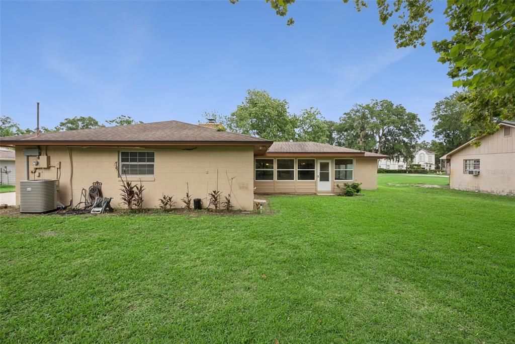 En Venta: $699,000 (4 camas, 2 baños, 2433 Pies cuadrados)