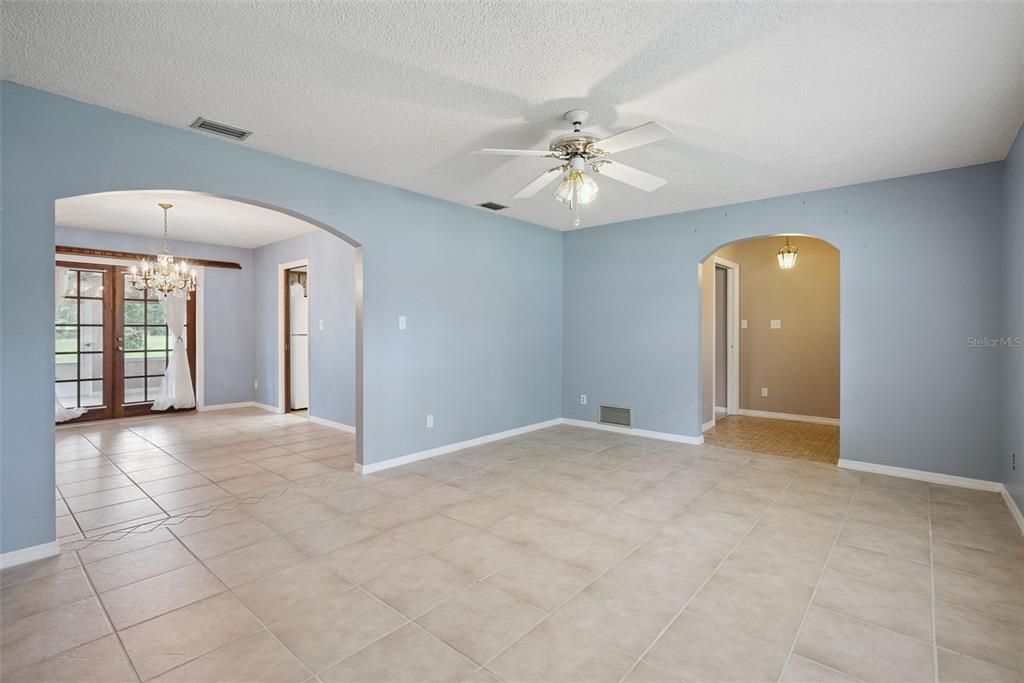 En Venta: $699,000 (4 camas, 2 baños, 2433 Pies cuadrados)