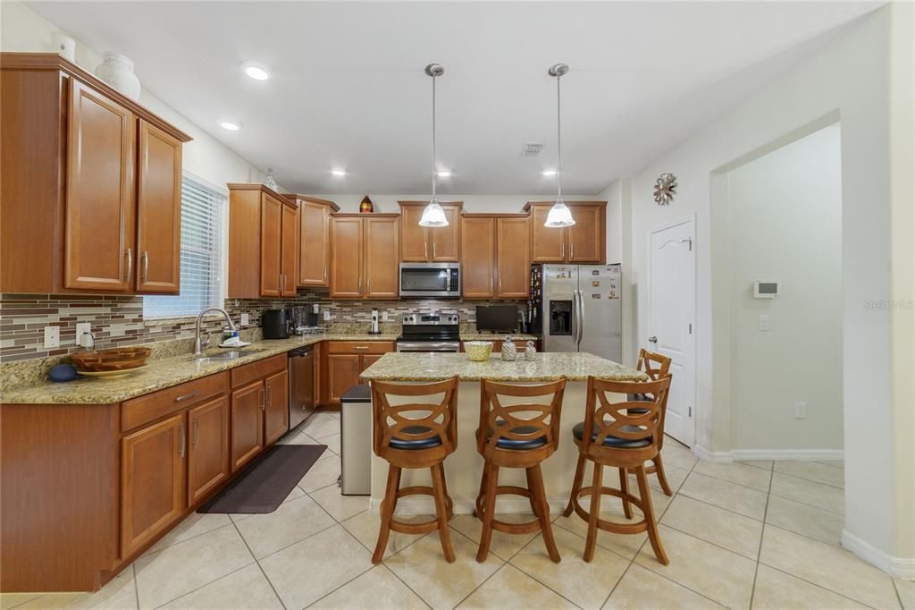 En Venta: $380,000 (4 camas, 2 baños, 2465 Pies cuadrados)