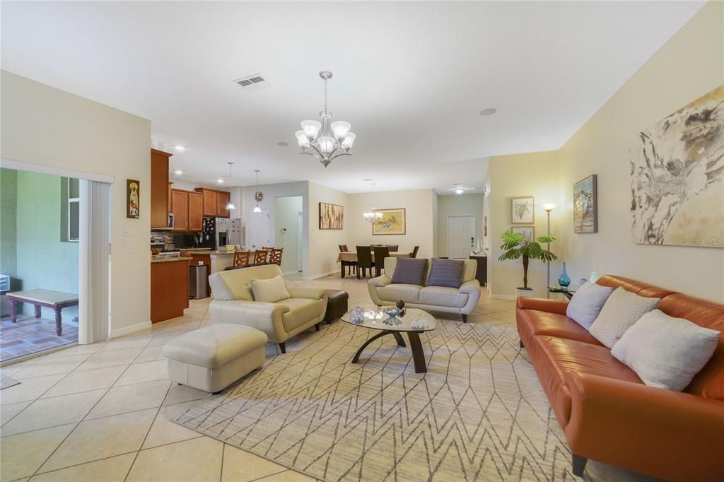 En Venta: $380,000 (4 camas, 2 baños, 2465 Pies cuadrados)