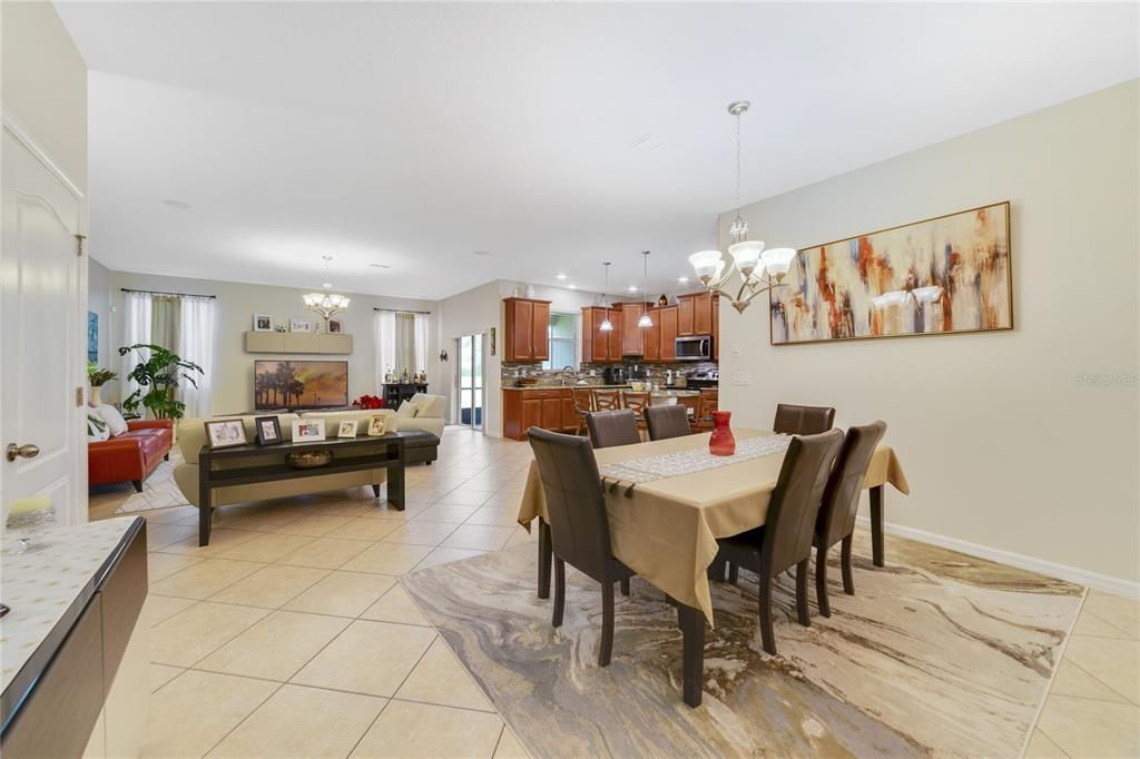 En Venta: $380,000 (4 camas, 2 baños, 2465 Pies cuadrados)