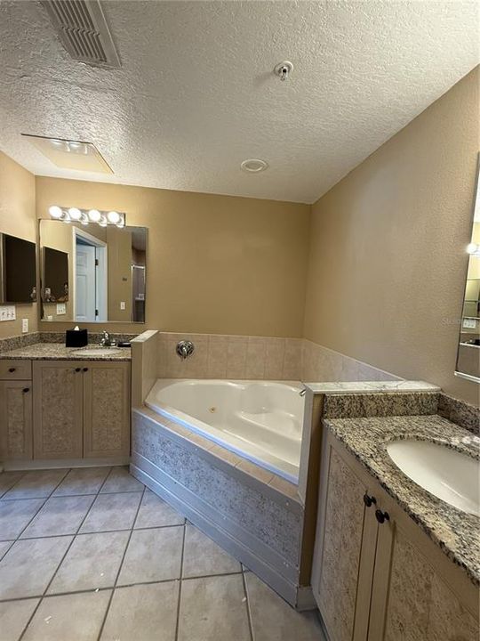 For Sale: $240,000 (2 beds, 2 baths, 1178 Square Feet)
