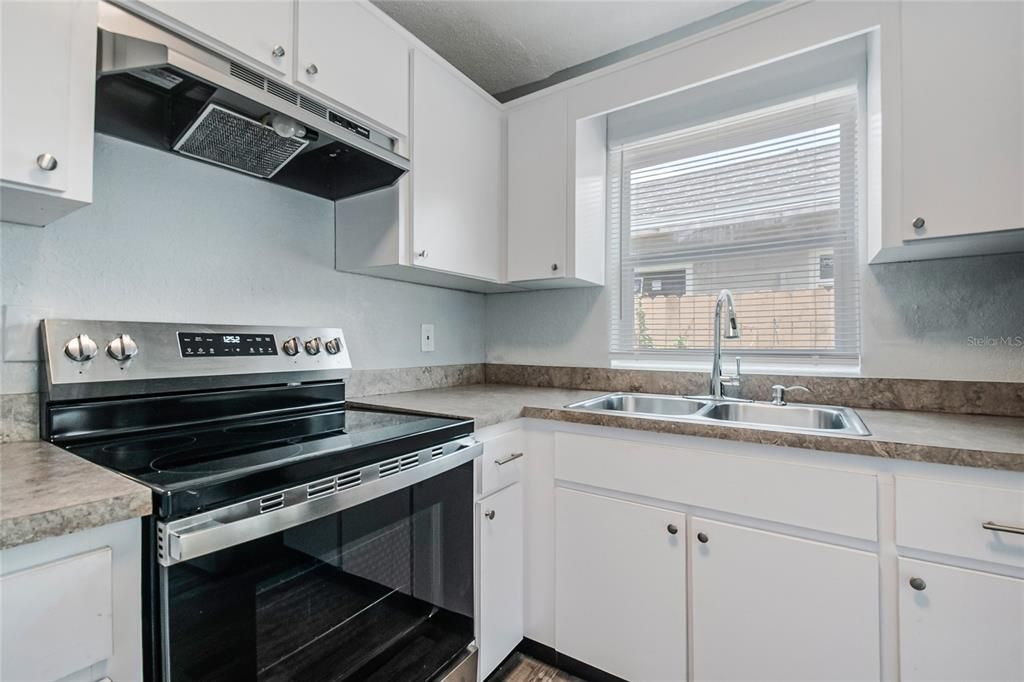 На продажу: $324,000 (4 спален, 4 ванн, 1315 Квадратных фут)