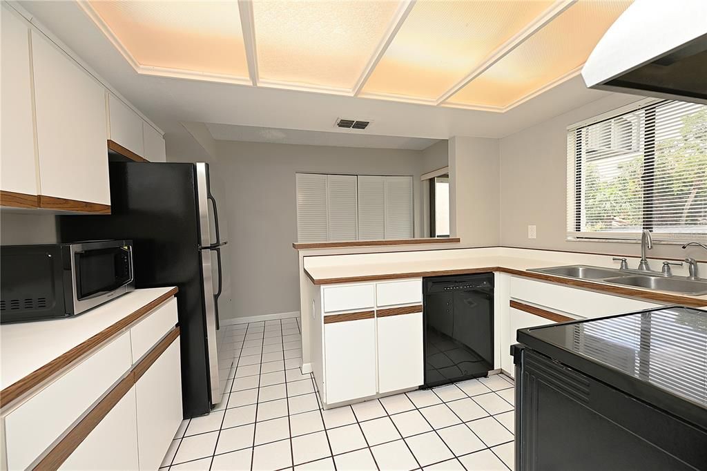 For Rent: $1,560 (2 beds, 2 baths, 1300 Square Feet)