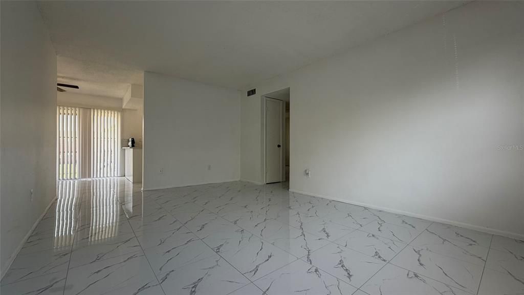 В аренду: $1,400 (2 спален, 1 ванн, 896 Квадратных фут)