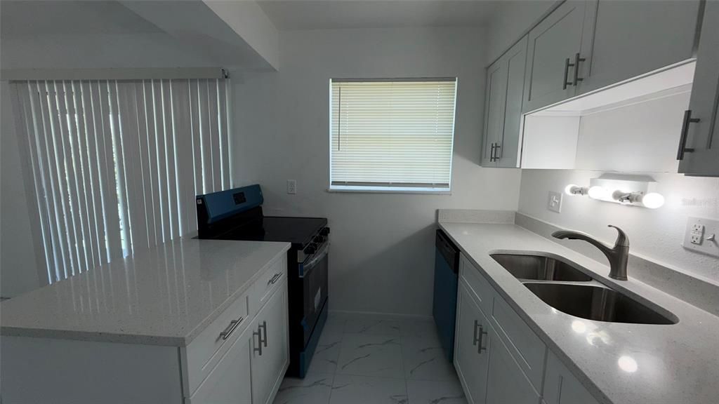 В аренду: $1,400 (2 спален, 1 ванн, 896 Квадратных фут)