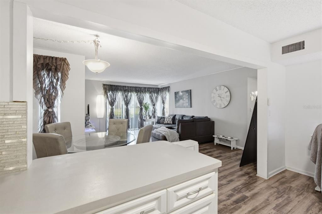 На продажу: $179,900 (2 спален, 2 ванн, 1038 Квадратных фут)