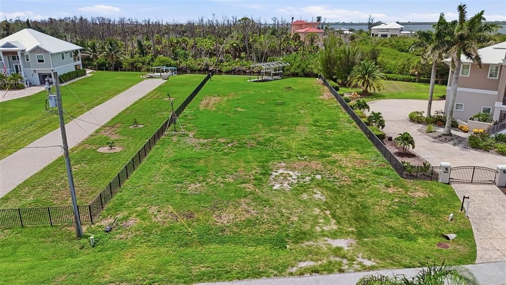 En Venta: $629,000 (0.49 acres)
