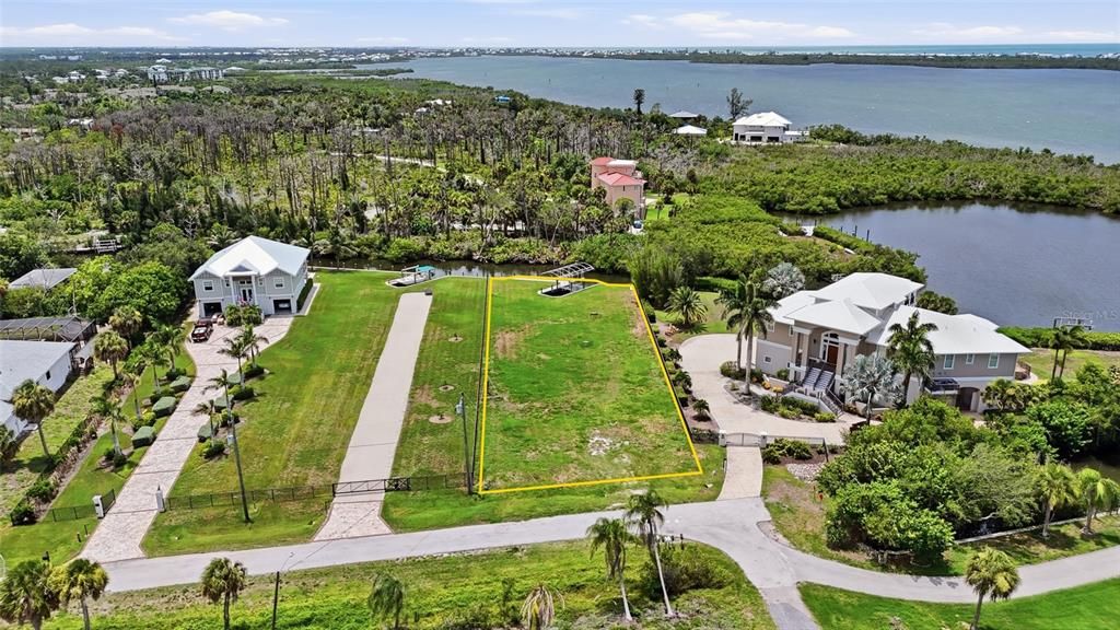 En Venta: $629,000 (0.49 acres)