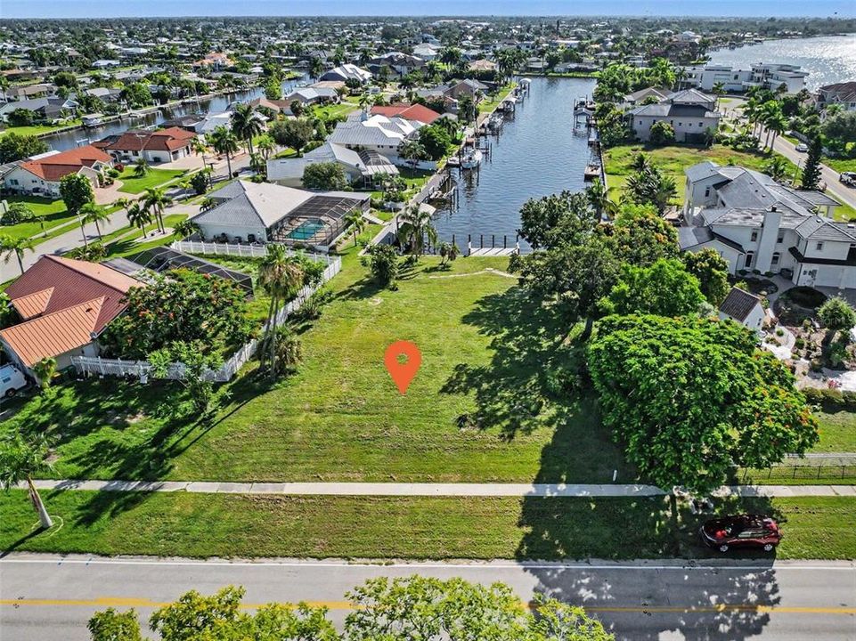 На продажу: $425,000 (0.42 acres)