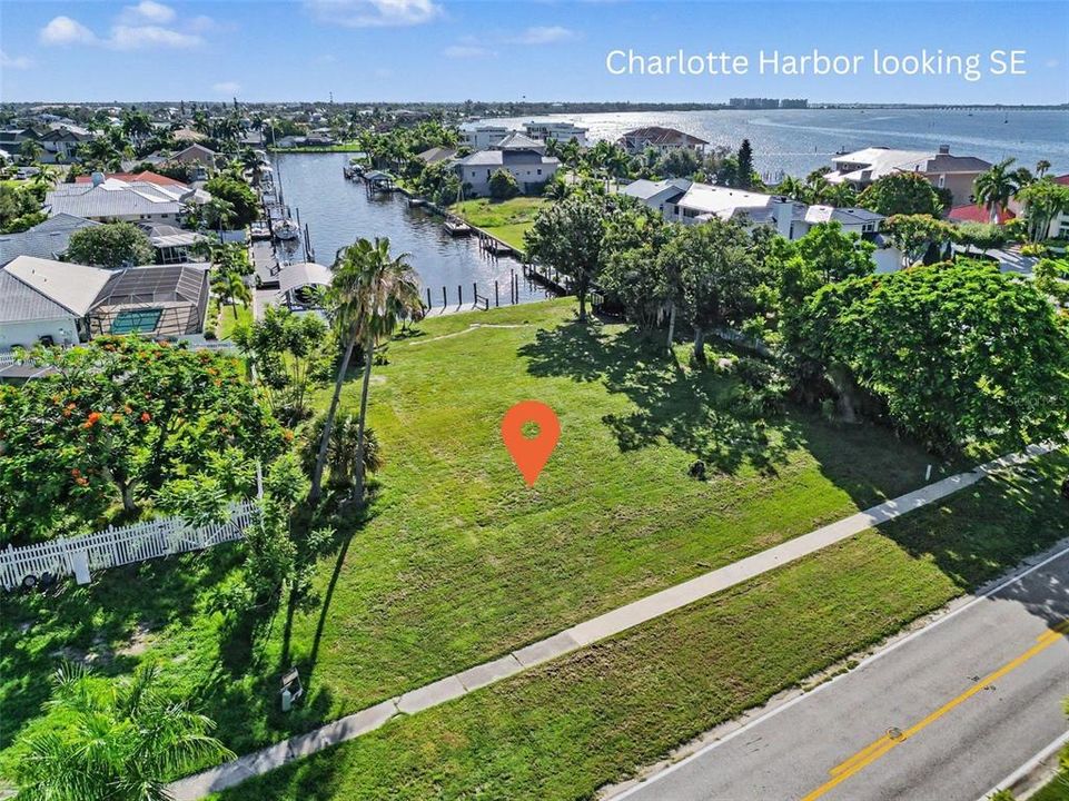 На продажу: $425,000 (0.42 acres)