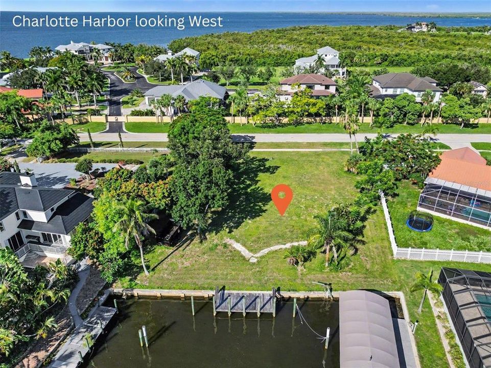 На продажу: $425,000 (0.42 acres)
