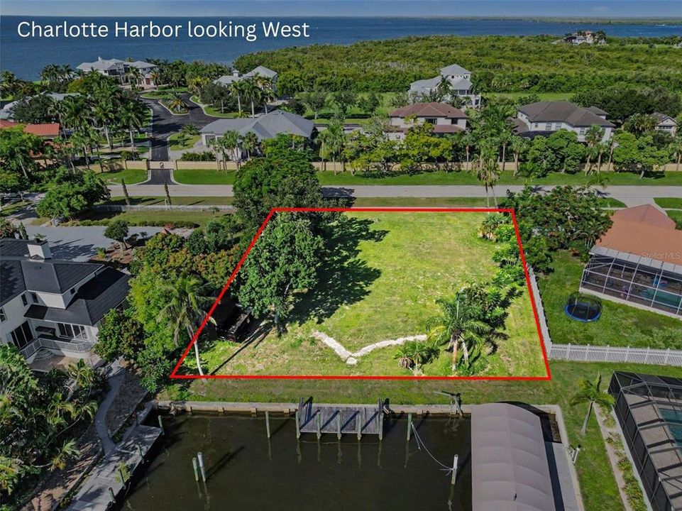 На продажу: $425,000 (0.42 acres)