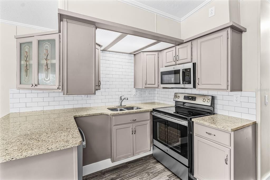 На продажу: $238,999 (2 спален, 2 ванн, 947 Квадратных фут)