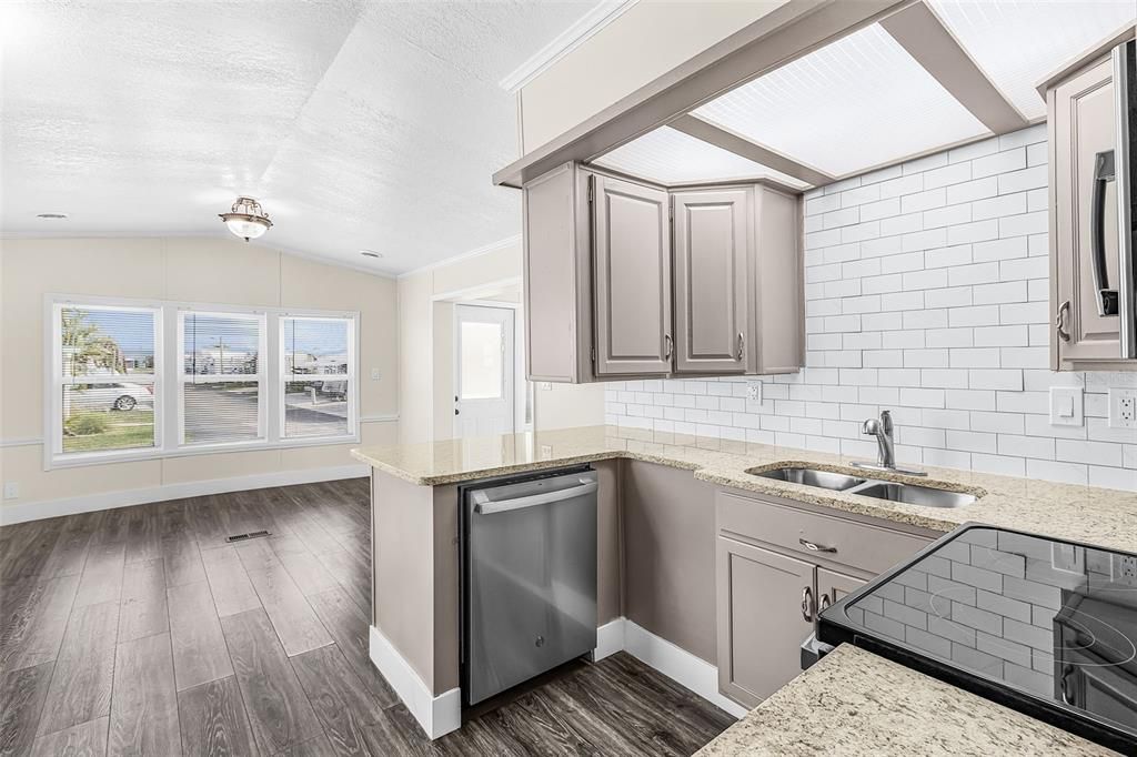 На продажу: $238,999 (2 спален, 2 ванн, 947 Квадратных фут)