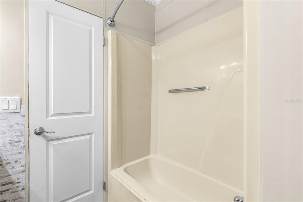 На продажу: $238,999 (2 спален, 2 ванн, 947 Квадратных фут)