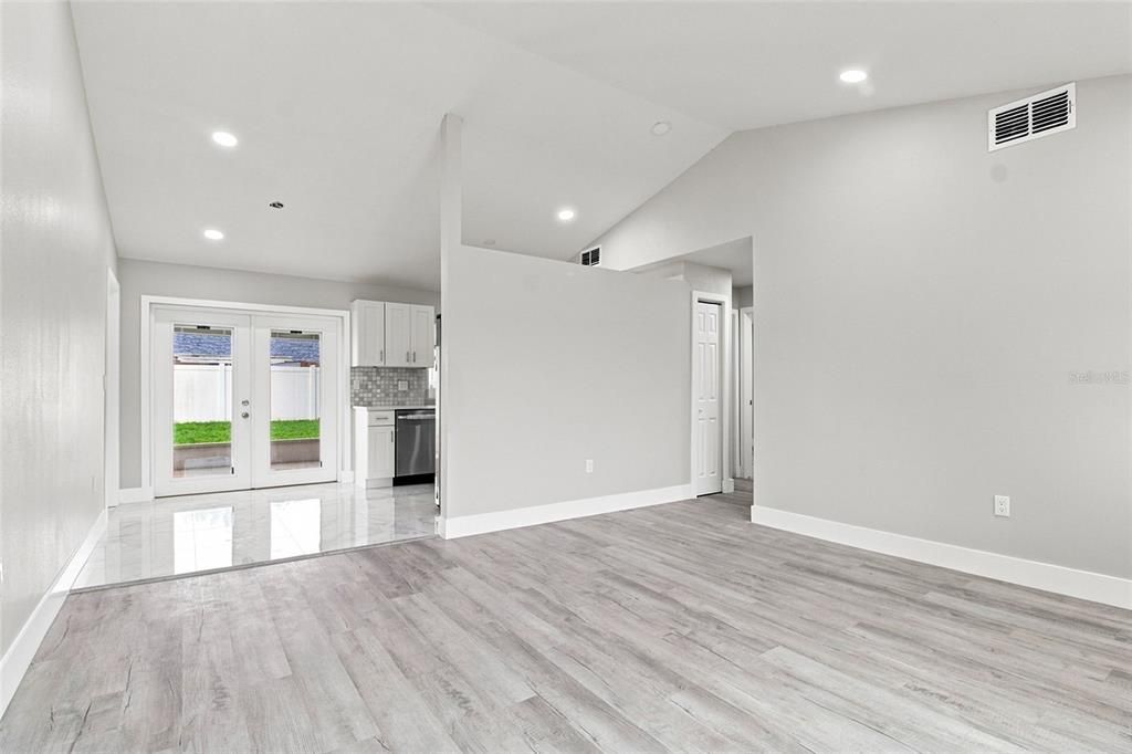 For Sale: $294,000 (3 beds, 2 baths, 1067 Square Feet)