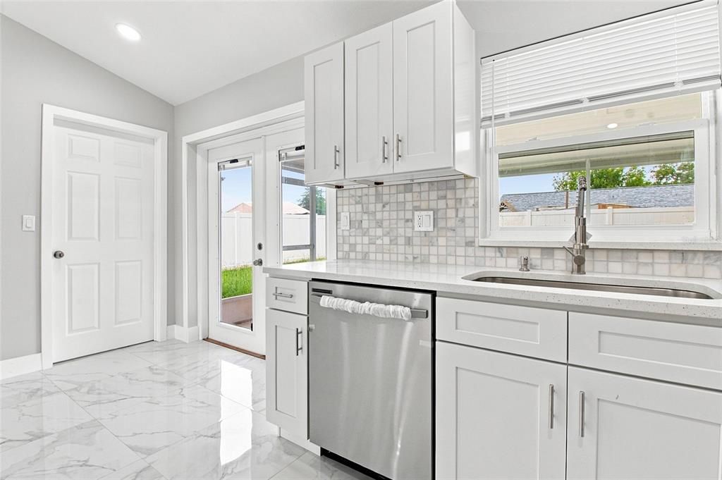 For Sale: $294,000 (3 beds, 2 baths, 1067 Square Feet)