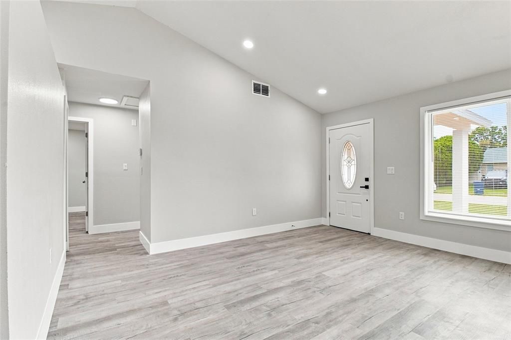 For Sale: $294,000 (3 beds, 2 baths, 1067 Square Feet)