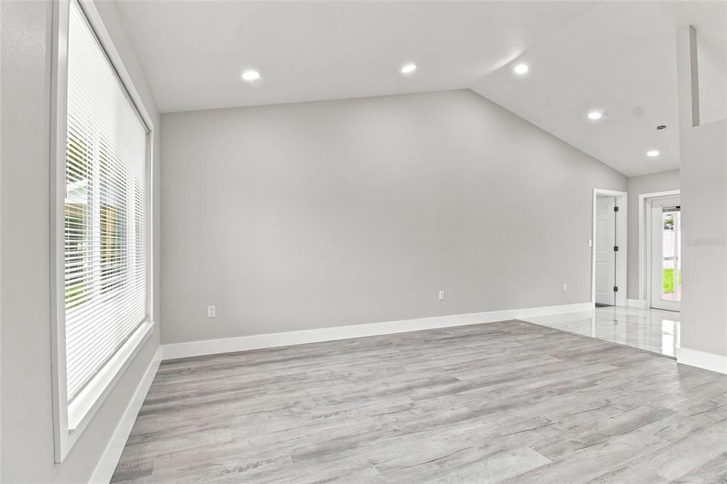 For Sale: $294,000 (3 beds, 2 baths, 1067 Square Feet)