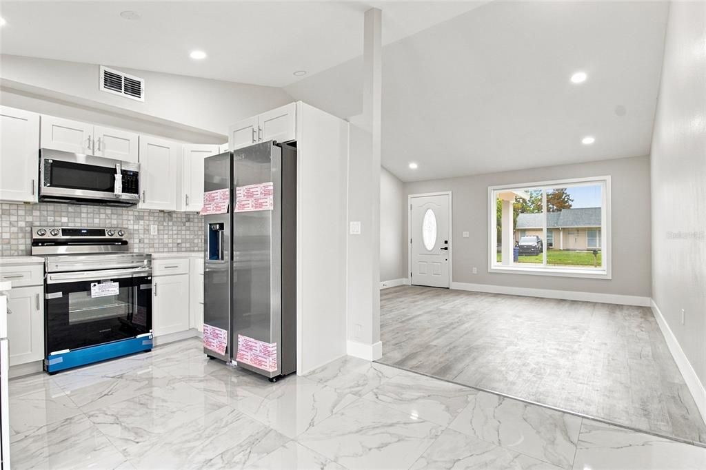 For Sale: $294,000 (3 beds, 2 baths, 1067 Square Feet)