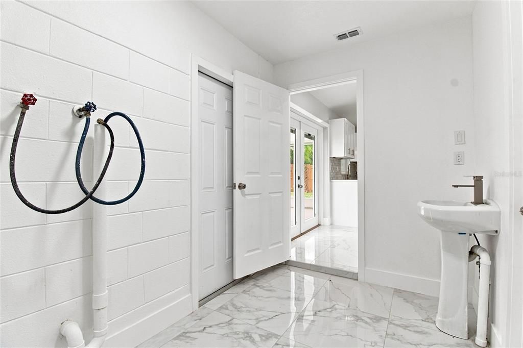 For Sale: $294,000 (3 beds, 2 baths, 1067 Square Feet)