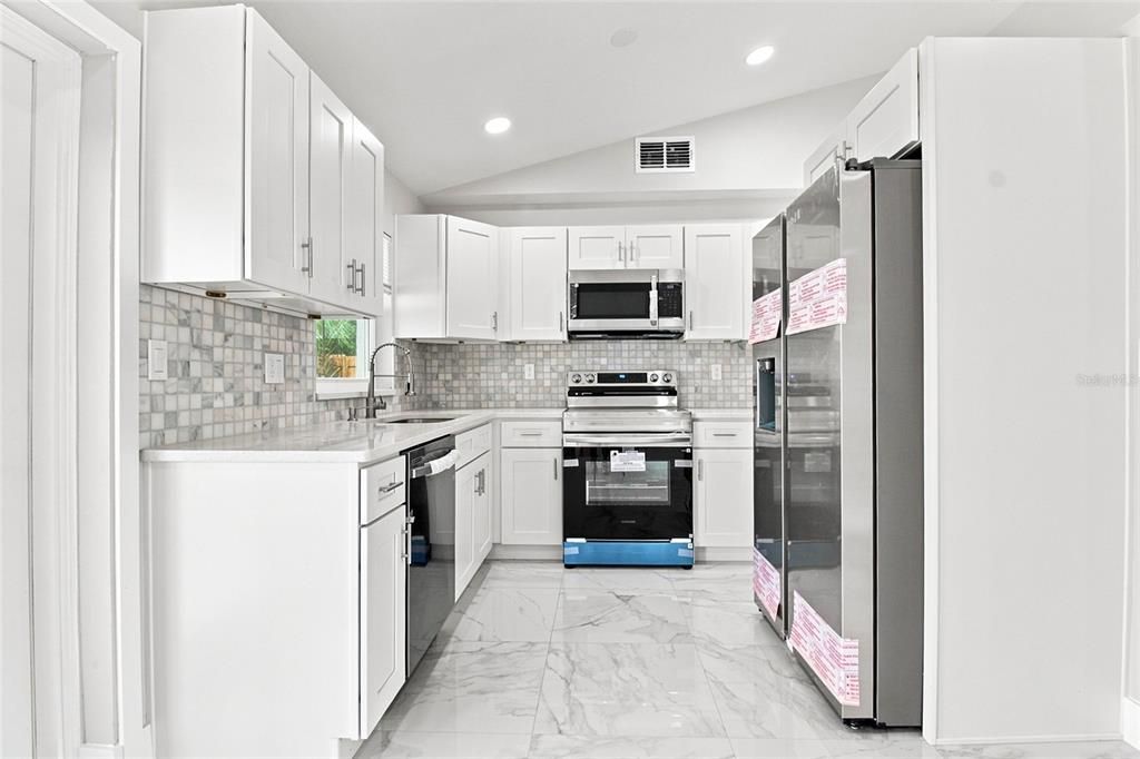 For Sale: $294,000 (3 beds, 2 baths, 1067 Square Feet)