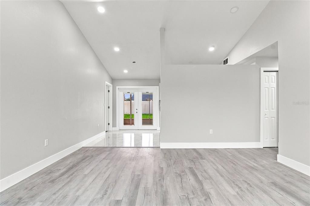 For Sale: $294,000 (3 beds, 2 baths, 1067 Square Feet)