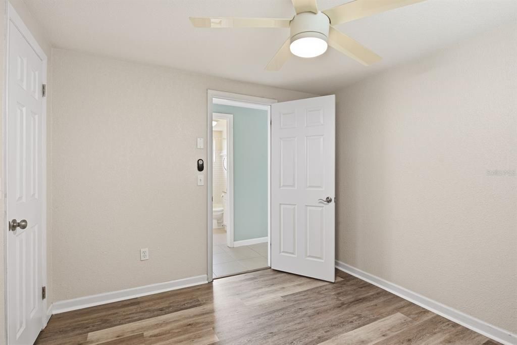 合同活跃: $1,600 (2 贝兹, 1 浴室, 692 平方英尺)