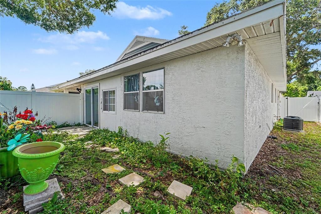 For Sale: $265,000 (2 beds, 2 baths, 860 Square Feet)