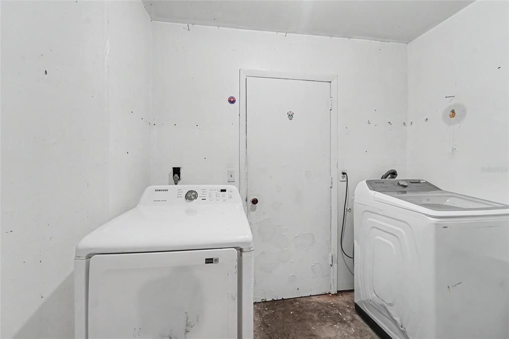 For Sale: $265,000 (2 beds, 2 baths, 860 Square Feet)