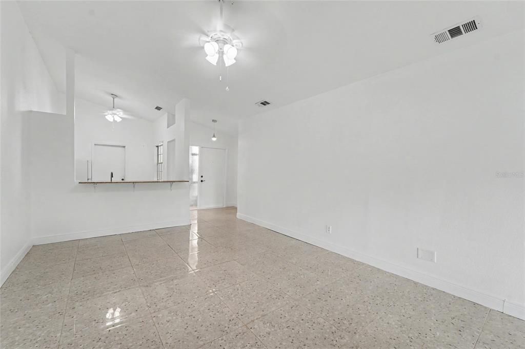 For Sale: $265,000 (2 beds, 2 baths, 860 Square Feet)