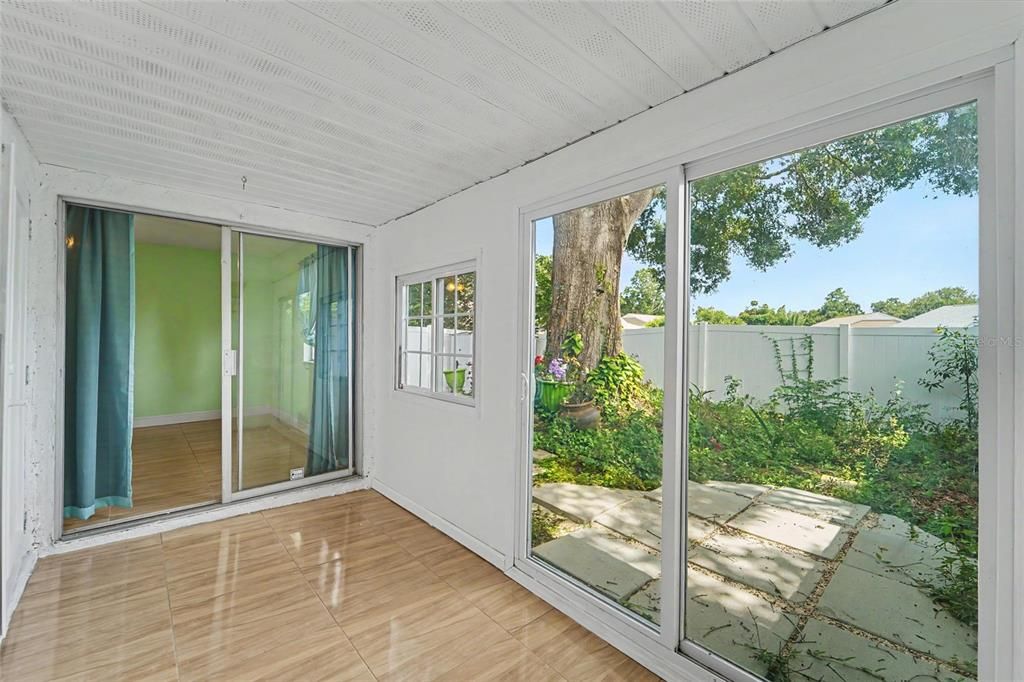 For Sale: $265,000 (2 beds, 2 baths, 860 Square Feet)