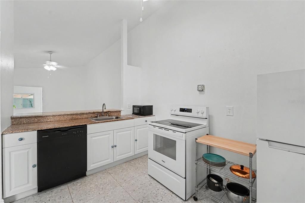 For Sale: $265,000 (2 beds, 2 baths, 860 Square Feet)