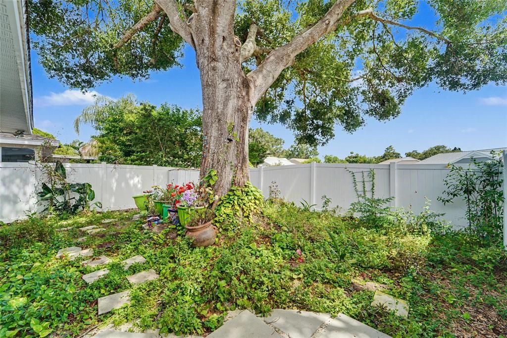 For Sale: $265,000 (2 beds, 2 baths, 860 Square Feet)