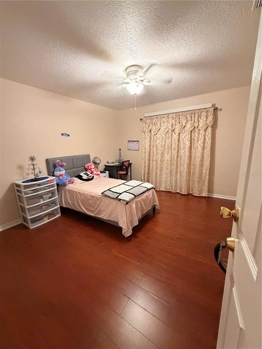 Activo con contrato: $1,800 (3 camas, 2 baños, 1172 Pies cuadrados)